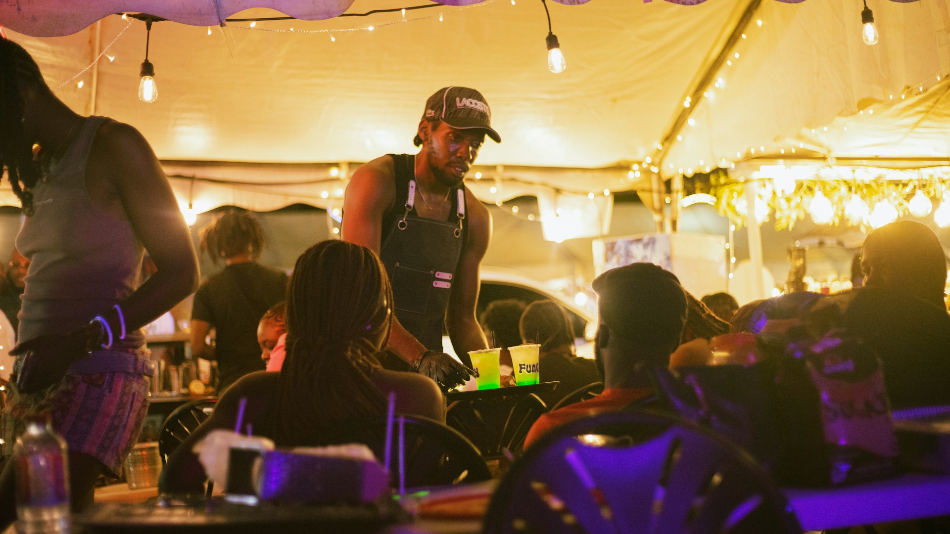 Equipe trabalhando em evento